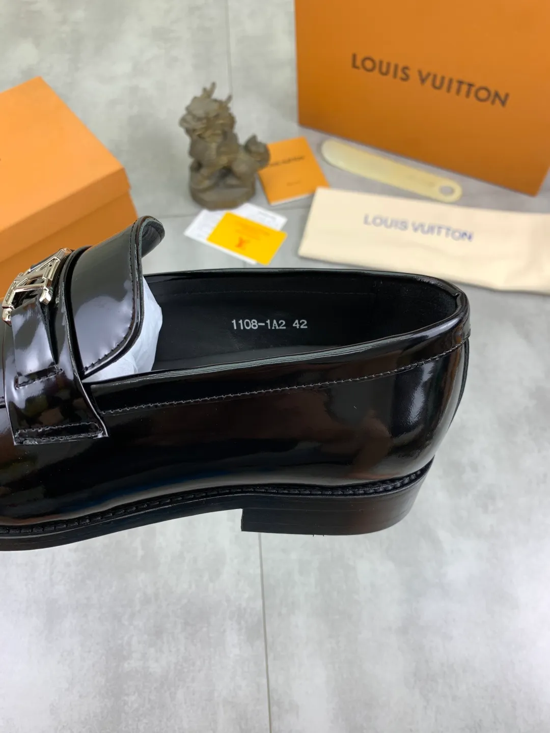 Men's shoes 💰P460💰[New model] Water-dyed cow lining 🆘 LV Louis Vuitton business leather shoes, made of original imported Italian 🇮🇹 calfskin, full cowhide lining, carefully handmade by professional shoemakers, the original version is specially designed for wear-resistant outsole. Standard code: 39-45 5️⃣color🉑️select